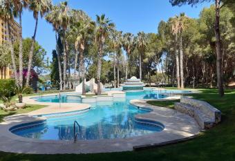 Apartm  n s v  hledem na mo  e, tenisov   kurt, park allows 18 year olds to book a room