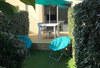 Studio Les P  trels avec terrasse et jardinet    2 pas de la plage has Balcony rooms