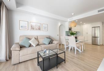 Brandnew apartment by the beach has Balcony rooms