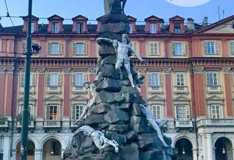 SWEET APT Piazza Statuto 9 Deluxe NEL PIENO CENTRO DI TORINO allows 18 year olds to book a room