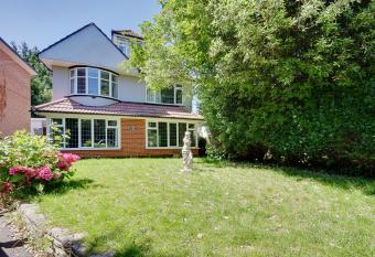 Cragside Villa with Hot Tub has rooms with a private hot tub