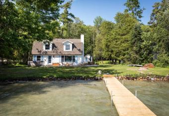 Little Glen Cottage with Direct Beach Frontage and Hot Tub has Balcony rooms