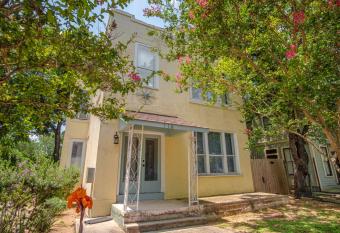 Las Carolinas Cozy #2 allows 18 year olds to book a room