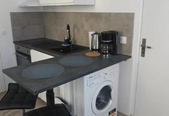 Studio meubl   rez-de-chauss  e allows 18 year olds to book a room