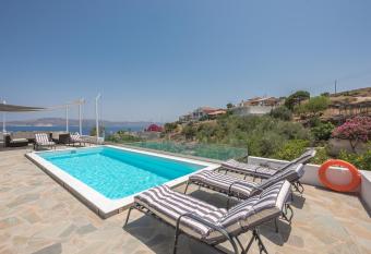 Villa Luna Private Heated Hydro Pool BBQ Beach 4min allows 18 year olds to book a room