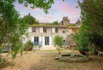 Les Pimprenelles has Balcony rooms