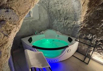 Antrum Loft has rooms with a private hot tub