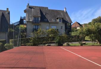 R  sidence le Manoir du Mont Canisy Piscine & Tennis has Balcony rooms