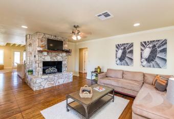 Milam Street Manor has rooms with a private hot tub