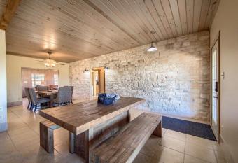 Pecan Farm Haus has rooms with a private hot tub