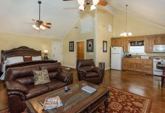 Appian Way Celtic Cottage has rooms with a private hot tub