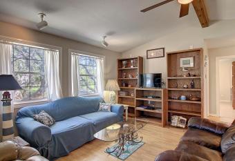 Fantasy Oaks Lodge has Balcony rooms