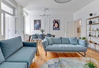 Lion Apartments - Tokio allows 18 year olds to book a room