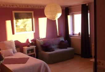 Alain et Flo allows 18 year olds to book a room