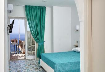 Malafemmena Guest House has Balcony rooms