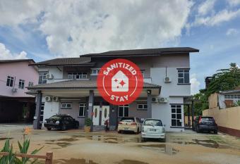 OYO HOME 90280 Darussalam Homestay allows 18 year olds to book a room