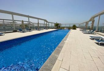 2 BEDROOM INCREDIBLE OCEAN VEW APARTMENT has rooms with a private hot tub