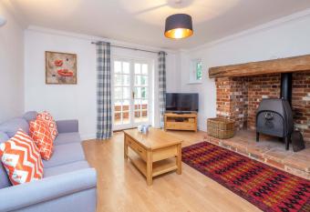 Bryony Cottage has Balcony rooms