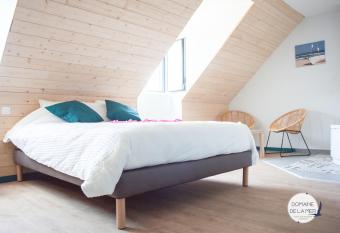 Domaine de la Mer has rooms with a private hot tub