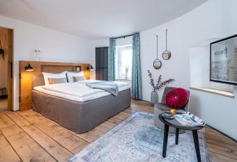 Doppelzimmer Basic Price allows 18 year olds to book a room