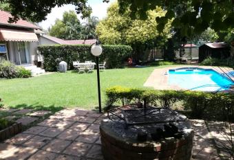 Roosboompies Guest Suite has rooms with a private hot tub