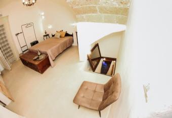 CORTE LARGO LAURO DIMORE & SPA has rooms with a private hot tub