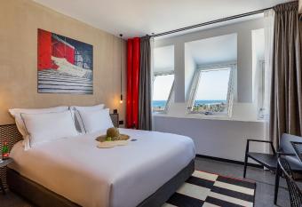 Brown Brut Seafront Hotel, a member of Brown Hotels allows 18 year olds to book a room