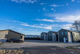 JillyLan Villa Apartment allows 18 year olds to book a room