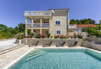 Haus Lilli mit Pool has Smoking/Balcony rooms