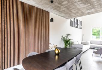 Pr  zdninov   d  m s v    ivkou Mikulov has Balcony rooms