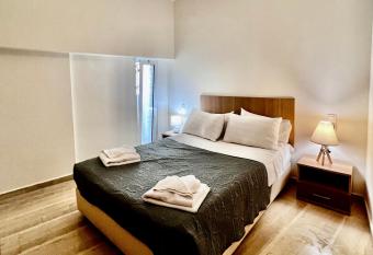 Central Studio Semi-basement allows 18 year olds to book a room