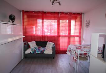 Studio St Lary village-vue montagne. has Balcony rooms