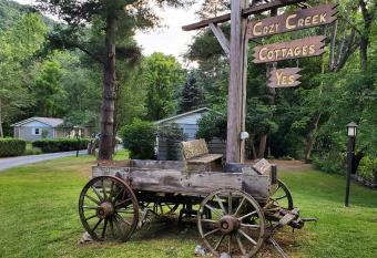 Cozy Creek Cottages has Balcony rooms