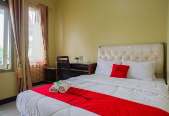 RedDoorz Syariah near Taman Rekreasi Kalianget Wonosobo allows 18 year olds to book a room