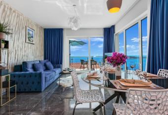 Deluxe Cosmopolit apartment has Balcony rooms