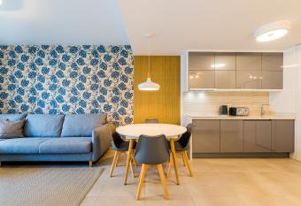 High class 2 Bedroom Apartment with underfloor heating allows 18 year olds to book a room