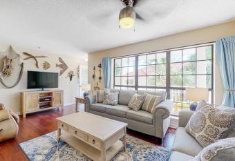 Boatin' n Fishin' has Balcony rooms