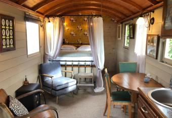 Honfleur - grande maison familiale avec jardin allows 18 year olds to book a room