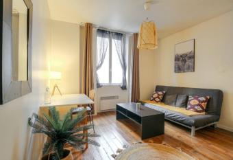 Nicely Decorated And Spacious Apt In Lyon has Balcony rooms
