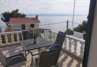 Apartman Ante has Balcony rooms