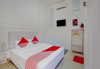 RedDoorz Syariah at Aura Homestay allows 18 year olds to book a room