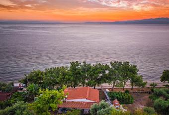 Pine Beach House has Balcony rooms