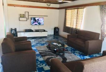 Feel At Home & be close to the Labadi Beach (5min) has Smoking/Balcony rooms