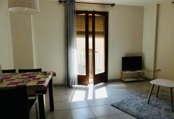 Confortable PIS en ple centre de Vic APTGARBI allows 18 year olds to book a room