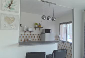 A 50 m  tres de la plage et de la promenade des anglais has Balcony rooms