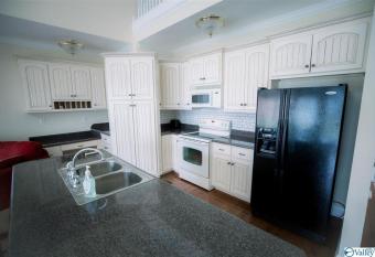 Lake House with a View has Balcony rooms