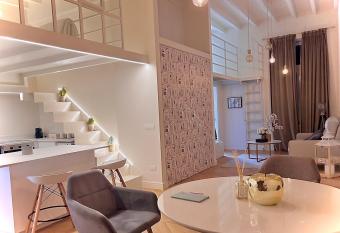 Loft prestigioso nel centro di Sanremo allows 18 year olds to book a room
