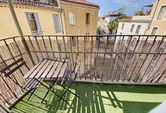 Mon G  te Sainte Marie Climatis   allows 18 year olds to book a room