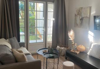 Appartement du Golf Les Bastides piscine et oc  an has Balcony rooms