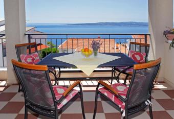 BrelaMed has Balcony rooms